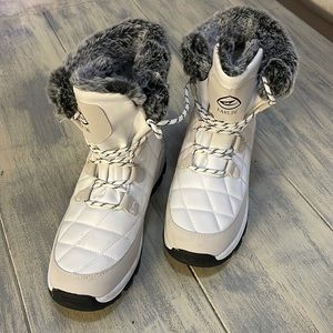 EARLDE WHITE WOMEN’S SNOW BOOT